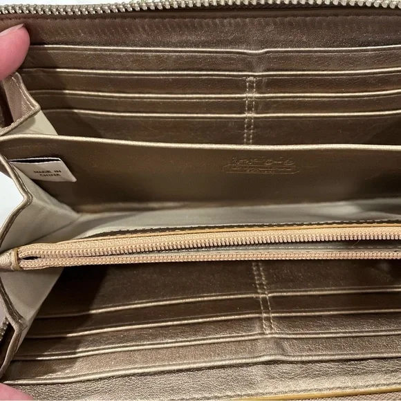 Authentic Coach Large Zipper Classic "C" Wallet (Tan/Brown) - Picture 6 of 8